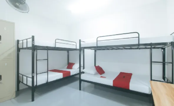 RedDoorz @ Qhouzz near PUP Hotels near National Shrine of Saint Jude Thaddeus (Archdiocese of Manila)