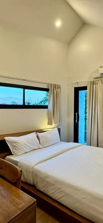 ห้องเตียงใหญ่ พร้อมระเบียง