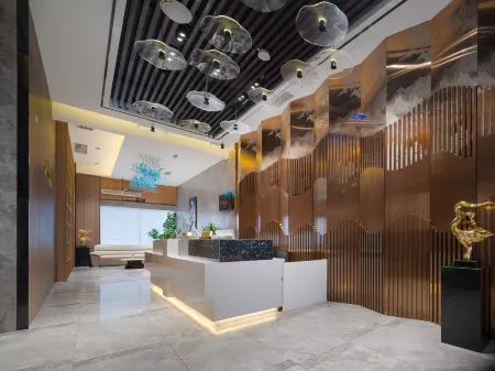 Yizhou Ruijin Hotel (Guanshanhu Park, Guanshanxi Road Subway Station Store) Отели рядом с достопримечательностью «Guizhou Polytechnic College of Communications North Campus Books Information Building»