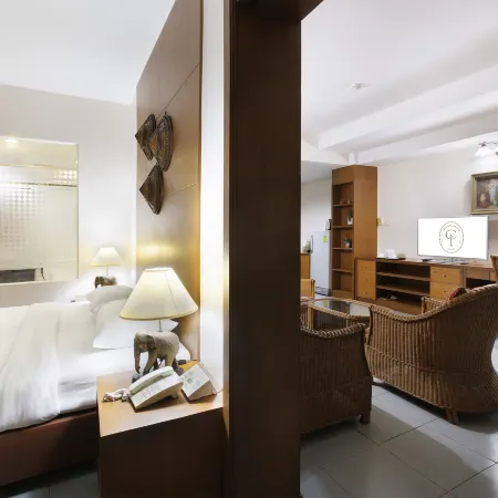 CENTRAL PLACE HOTEL Отели рядом с достопримечательностью «Ват лонг Кхру»