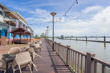 The Langit Duyong Marina Resort Отели рядом с Аэропорт Султан Махмуд