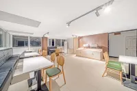 Ruijia LiLan Ruibai-Yun Hotel (Deqing West Railway Station)