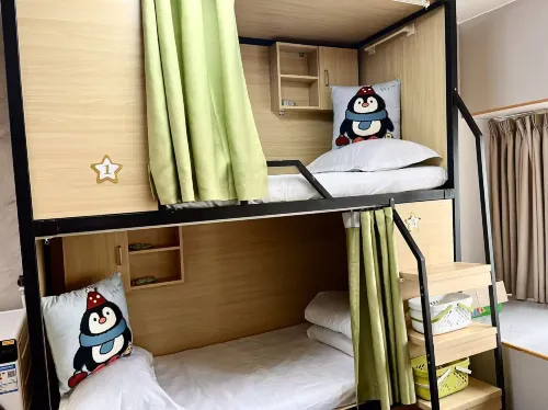 Baihua Select Hostel (Haikou Wuyuan River Stadium)