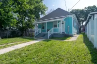 Blue Bungalow: 3 En-Suite on Main Floor - parking
