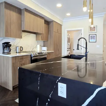 Family Stylish 1BR and Den Condo -Apartment w/City View, DT, Balcony, Parking, Laundry!