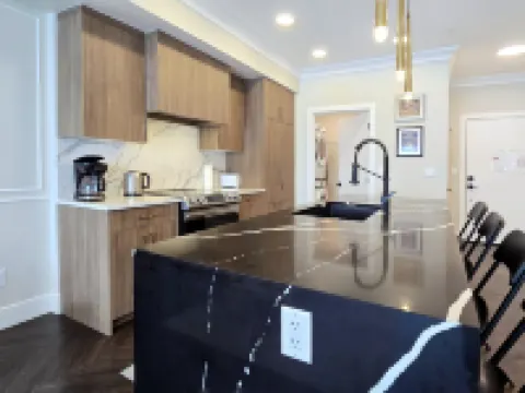 Family Stylish 1BR and Den Condo -Apartment w/City View, DT, Balcony, Parking, Laundry!