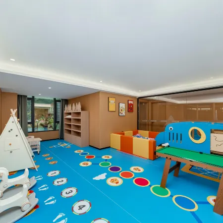 Hechi Rezen Trend Hotel (Jinchengjiang Station Baima Pedestrian Street Branch)