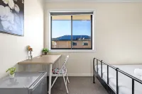 Peaceful Rooms – Easy Access to Transit & Local Stores