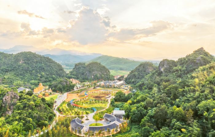 Hezhou Fuchuan Jiulongdong Wenquan Resort Hotel