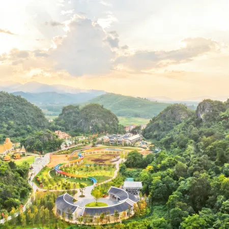 Hezhou Fuchuan Jiulongdong Wenquan Resort Hotel