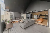Stylish Home w/ Private Spa, Indoor & Outdoor Fire - Villas