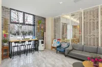 Jingfang E-Sports Hotel (Pujiang Hailecheng Sports Center) - 2-Star
