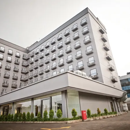 Samala Hotel Jakarta Cengkareng Отели рядом с достопримечательностью «Мол Таман Палем»