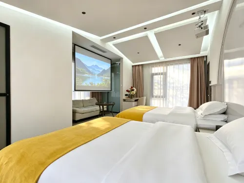 Dark rain drenches fine residential accommodation - พร้อมอาหารเช้า