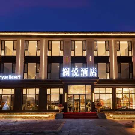 Lake Jingpo Lanyue Hotel