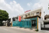 RedDoorz Near Cipinang Indah Mall Các khách sạn ở Đông Jakarta