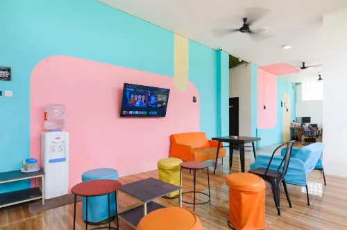 Sans Hotel Ava Palangkaraya by RedDoorz - Parkplatz