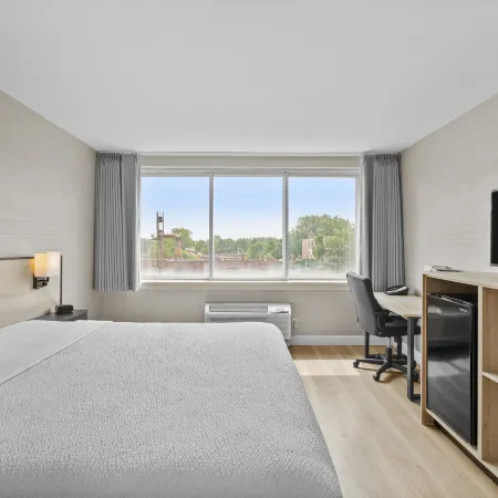 Ramada Plaza by Wyndham Montreal Отели рядом с достопримечательностью «Политехническая школа в Монреале»