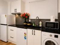 Modern Holland Park Unit with Easy City Access - New