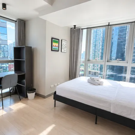 Thompson Suites BGC (Uptown Parksuites Tower 1)