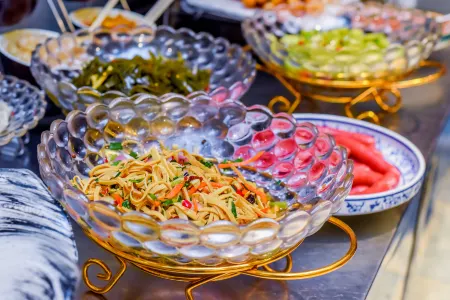 Yiwu wanyue international hotel Отели рядом с достопримечательностью «Qiyi Agriculture Ecological Garden»