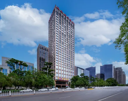 Mingchun International Holiday Hotel Отели рядом с достопримечательностью «Luolong Park»