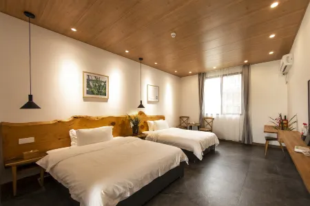 Lu Mountain Orchid Homestay Отели в г. Венюань