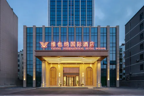 Vienna International Hotel (Jingmen Railway Station Jingchu University of Technology) - parking