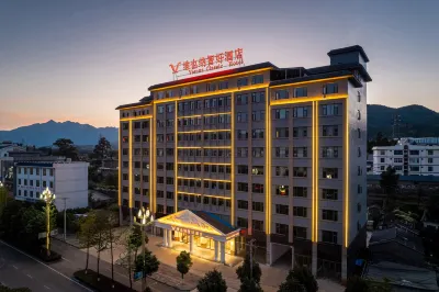 Vienna Classic Hotel (Qujing Luoping Railway Station) Отели рядом с достопримечательностью «Пик Цзинь Цыпленок»