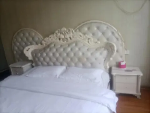 Xixian Yuanding Jinsheng Theme Hotel