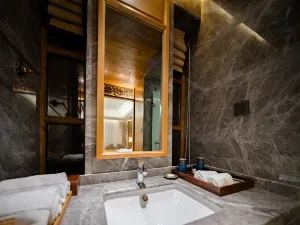 Floral Lux Hotel· Shangri La Gadan Manor Hotel (Dukezong Ancient City Branch)