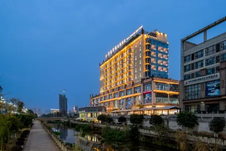 Yibin moon Peninsula Light Hotel(University City & Exhibition Center) Отели рядом с достопримечательностью «Li Zhuang Lv You»