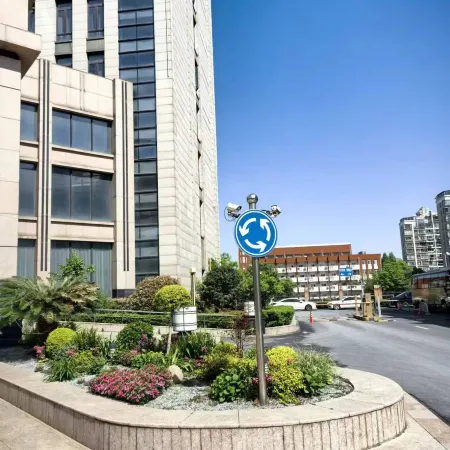 Golden Rich Hotel Отели рядом с достопримечательностью «Шанхай коммуникейшенс Политекник»
