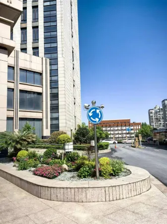 Golden Rich Hotel Отели рядом с достопримечательностью «Shanghai Jiguang Polytechnic College»