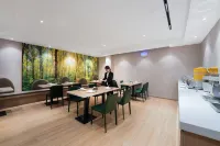 Vienna 3 Best Hotels (Luoyang Yingtianmen Luoyi Ancient City Branch) - Pools