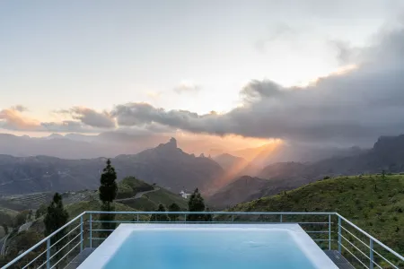 Parador de Cruz de Tejeda Отели рядом с достопримечательностью «Playa Punta de Gáldar»