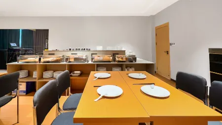 Manzhou International Hotel (Taoyuan Moon City) Отели в г. Таоюань