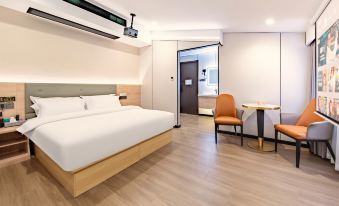 Yuehuan Smart Hotel (Xinyang Shihe District Government Thirteen Primary School Hudong Campus)