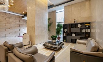 Pearl River International Hotel(Metro station YiJing Lu)
