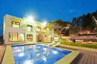 Yunqi Fenglinli Pool Resort Homestay (Yanji Chaoyangchuan Airport High speed Railway Station Branch) - Pools
