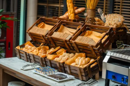 DeLaSea Ha Long Hotel - Modern Bayview Escape Отели в г. Халонг