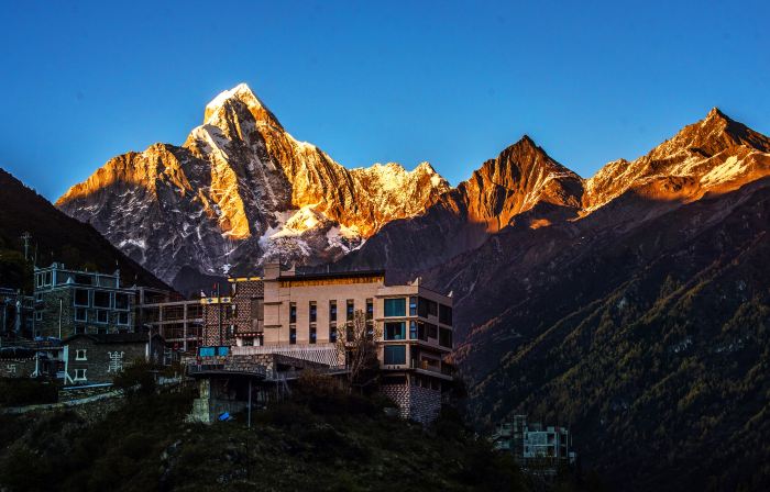 Siguniang Mountain Starry Peak Moonlit Cliff  Retreat（Changping Valley）
