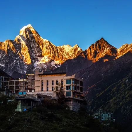 Siguniang Mountain Starry Peak Moonlit Cliff  Retreat（Changping Valley）