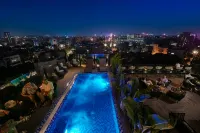 MAY DE VILLE Corner Hotel - مسبح غير متناهي