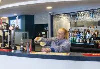 Holiday Inn Express STAFFORD by IHG - bar