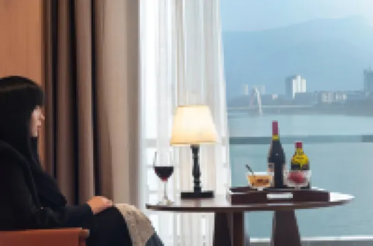 Thousands of miles to ride a bicycle to live in the other courtyard (Ya'an Covered Bridge Branch)