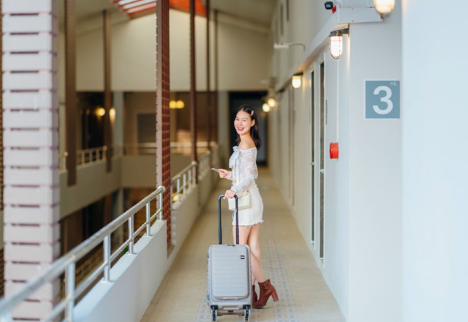 깔끔하게 정리된 B2 호텔의 객실 침대