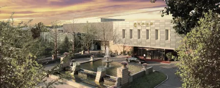 Tahoe Hotel Отели рядом с достопримечательностью «Суньчжуанский арт-квартал»