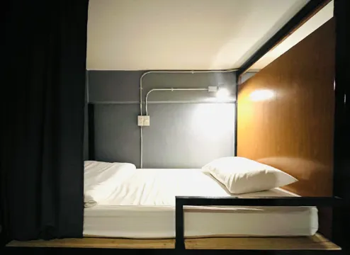 เตียงหอพักรวม (ห้อง 8 เตียง ไม่แยกชายหญิง)