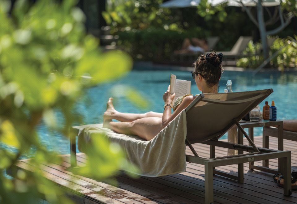 스테이 웰빙 리조트의 인피니티 풀과 휴식 공간